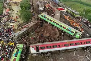 ओडिशा ट्रेन दुर्घटना: एक के बाद एक पटरी से उतरे डिब्बे, कुछ ही मिनट में बदल गया पूरा मंजर