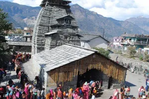 चमोली: एक तरफ को झुक रहा गोपीनाथ मंदिर, पुरातत्व विभाग से मंदिर के संरक्षण की मांग