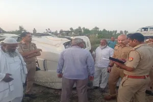 बहराइच में भीषण हादसा: टायर फटने से पलटी स्कॉर्पियो, एक महिला की मौत, 13 घायल