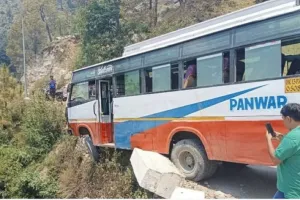 टिहरी: पैराफिट तोड़ते हुए आधी बस झूली हवा में, सवारियों की डर से सूखी जान