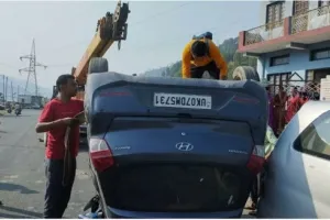 टिहरी: ऋषिकेश-गंगोत्री हाईवे में डॉक्टर की कार पलटकर हुई दुर्घटनाग्रस्त, 4 लोग घायल 