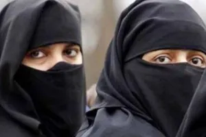 हिजाब मामले में CM के सख़्त तेवर के बाद कलेक्टर की कार्रवाई, स्कूल से बंधन हटाए गए