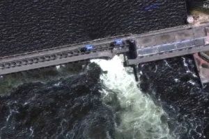  Ukraine: बांध टूटने के बाद सैकड़ों लोगों को सुरक्षित स्थानों पर पहुंचाया 