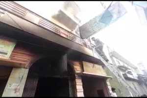 अमरोहा : तीन दुकानों व मकान में आग, लाखों का नुकसान, दमकल की दो गाड़ियों ने आग पर पाया काबू 