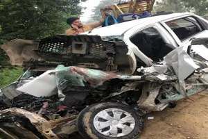 संभल : अज्ञात वाहन की टक्कर से कार चालक सहित तीन गंभीर घायल