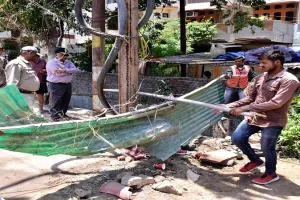 मुरादाबाद : स्थायी अवैध निर्माण तोड़कर अतिक्रमण हटाने से परहेज, ठेले वालों को भगाया