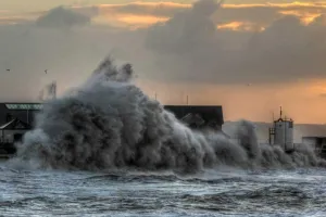 चक्रवाती तूफान बिपरजॉय गुजरात तट की ओर बढ़ा, सौराष्ट्र और कच्छ के तटों पर भारी बारिश