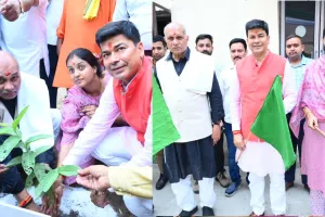 बरेली स्थापना दिवस: गौमाता की पूजा कर किया पौधारोपण, नाथ मंदिरों के दर्शन के लिए बस को हरी झंडी दिखाकर किया रवाना