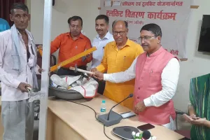 बरेली: एमएसएमई दिवस पर विधायक नवाबगंज ने लाभार्थियों को वितरित की टूलकिट 