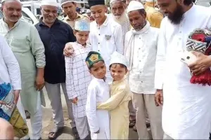 बरेली: ईद-उल-अजहा के पर्व पर गले मिलकर एक दूसरे को दी बधाई