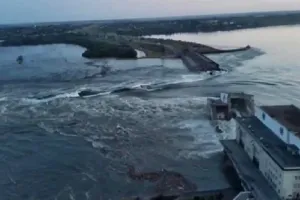 बांध टूटने के बाद यूक्रेनी शहर ओलेस्की में मदद पहुंचने की रफ्तार धीमी, हजारों लोग बिजली, पेयजल, भोजन से वंचित