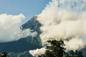 Philippines ने मायोन ज्वालामुखी में जबरदस्त हलचल, निकटवर्ती स्थानों से निवासियों को जबरन हटाया