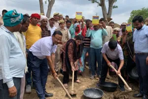 Jalaun News: अमृत सरोवर के लिए अधिकारियों के साथ जिलाधिकारी ने चलाया फड़वा, सुंदरीकरण के लिए 13.96 लाख का बजट