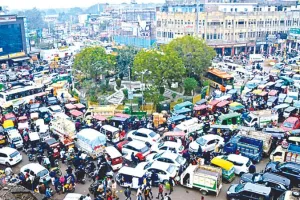 Kanpur News : फुटपाथ पर लगी बुरी नजर, सड़क पर हांफती जिंदगी, चौतरफा अतिक्रमण से बदली शहर की तस्वीर