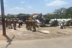 लखनऊ: गोमती नगर में चला LDA का बुलडोजर, कब्जा मुक्त कराई 32 करोड़ की जमीन 