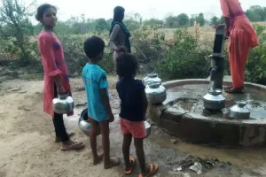 Mahoba News : खंदिया वार्ड में एक पखवाडे से पेयजल आपूर्ति ठप, पानी को लेकर मारामारी, ग्रामीणों में गुस्सा