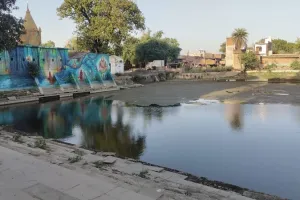 अयोध्या: करोड़ों खर्च किए फिर भी गंदगी से पटे पड़े हैं पौराणिक कुंड, विकास के नाम पर सिर्फ हुई बंदरबांट