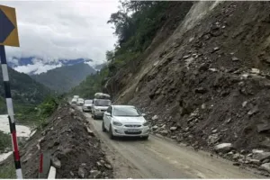 Badrinath: 17 घंटे बाद चालू हुई वाहनों की आवाजाही, पहाड़ी से पत्थरों के गिरने का सिलसिला जारी