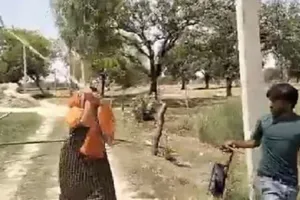 प्रतापगढ़: लाइनमैन ने काटा कनेक्शन, महिला ने खोया आपा, डंडे से की जमकर पिटाई, देखें Video  