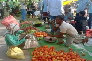 रायबरेली: टमाटर ने लगाई सेंचुरी, अदरक लहसुन के दामों में भी बेतहाशा वृद्धि, गरीबों से दूर हो रही है दाल के साथ सब्जियां 