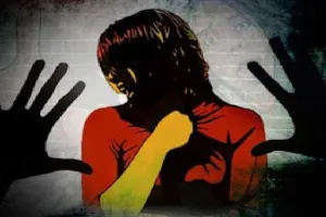 हरदोई: खाना देने जा रही किशोरी को कब्रिस्तान में खींचा, छेड़छाड़ का विरोध करने पर लात-घूंसों से पीटा