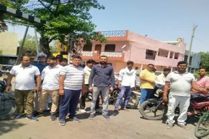 संतकबीरनगर: महज तीन घंटे में एक हजार लोगों ने किया हस्ताक्षर, अण्डरपास संघर्ष मोर्चा के आन्दोलन को राहगीरों ने दिया बल