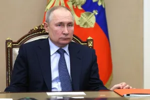 Russia की लीना नदी पर दुर्घटनाग्रस्त तेल टैंकर को सुरक्षित रखने के लिए सौंपा