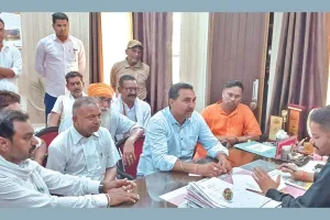 बाजपुरः 15 वर्षों से निवासरत लोगों के जाति प्रमाण पत्र देने की मांग, तहसीलदार का किया घेराव