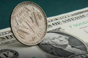 शुरुआती कारोबार में अमेरिकी डॉलर के मुकाबले रुपया 14 पैसे गिरकर 82.53 पर आया 