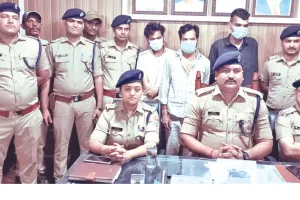 काशीपुरः चेन स्नेचिंग के आरोपी तीन सगे भाई गिरफ्तार, तमंचा व चाकू किया बरामद 