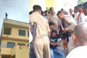 जालौन: तहसील की छत पर चढ़ा युवक, हलकान हुआ प्रशासन, जानें वजह