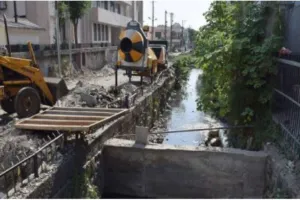 हल्द्वानी: एसबीआई नहर कवरिंग में 600 मीटर तक बेड और 513 स्लैब डालने का कार्य पूरा