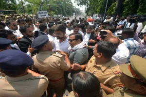 लखनऊ: पुलिस से नाराज वकीलों ने किया प्रदर्शन, सैकड़ों की संख्या में कमिश्नर आवास घेरने पहुंचे अधिवक्ता