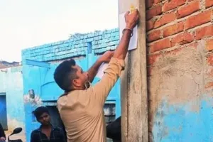 रुद्रपुर: ट्रांजिट कैंप पुलिस ने बाराबंकी यूपी जाकर नोटिस किया चस्पा