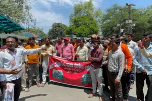 बरेली: ट्रैफिक पुलिस के विरोध में उतरा ऑटो रिक्शा टेंपो चालक वेलफेयर एसोसिएशन 