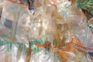 शाहजहांपुर: सड़क किनारे दलिया के खाली मिले पैकेट, उठ रहे सवाल