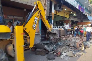 शाहजहांपुर: स्टेशन रोड से हटवाया अतिक्रमण, चबूतरे ढहाए-काउंटर किए जब्त