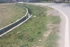 पीलीभीत: ये कैसा खेल.. 405 लाख से सड़क बना दी, पटरी बनाना भूले..जानिए पूरा मामला 