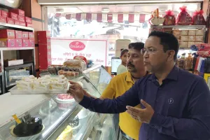 हल्द्वानी: खाद्य विभाग का चला हंटर, एक्सपायरी डेट न लिखने वाले प्रतिष्ठानों का किया चालान