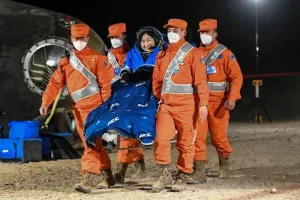 चीन के शेनझोउ-15 के अंतरिक्ष यात्री छह महीने के मिशन के बाद लौटे सुरक्षित 