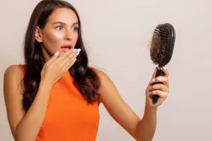 आपके भी झड़ रहे हैं बाल, इन घरेलू नुस्खों को आजमाकर जल्दी उगाएं 