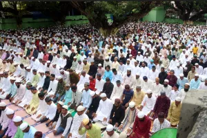 हल्द्वानी: सजदे में झुके सिर, दुआ में चैन-ओ-अमन और गरीब के लिए घर