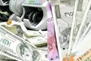 शुरुआती कारोबार में अमेरिकी डॉलर के मुकाबले रुपया छह पैसे गिरकर 81.96 पर