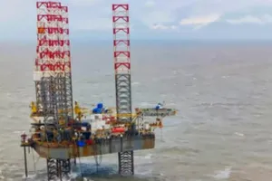 बिपारजॉय: 21,000 लोगों को अस्थायी आश्रयस्थल भेजा गया, ऑयल रिग निकाला गया 50 कर्मचारियों को