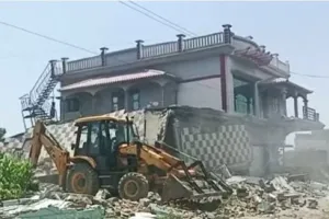 देहरादून: सरकारी भूमि पर अतिक्रमण करने वाले गैंगस्टर के आवास पर हुआ ध्वस्तीकरण