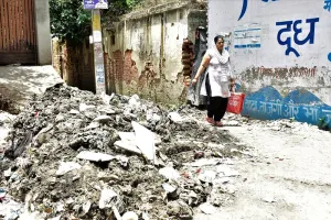 सुनिए पार्षद जी....नालियों की गंदगी व कूड़ा सड़क पर छोड़ देते हैं सफाई कर्मी, बदबू से लोगों का जीना मुहाल