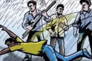 रामनगर: लकड़ी तस्करों का वन कर्मियों पर हमला, ठेकेदार की कार तोड़ी 