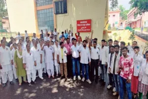 लखनऊ : स्थानान्तरण नीति - 2023 के खिलाफ हो रहा प्रदर्शन, महानिदेशक को इस बात के लिए ठहराया जा रहा जिम्मेदार