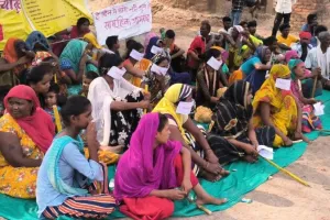 Banda News : सामूहिक आत्मदाह की धमकी से हिल गया प्रशासन, अफसरों ने दिया आश्वासन, मांगें होगी अमल