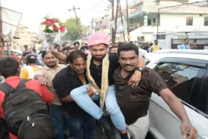 कानपुर : 13 माह बाद घर हुआ ‘रोशन’, 26 क्रू के सदस्यों को नाइजीरियन नेवी ने कच्चा तेल चोरी के आरोप में किया था गिरफ्तार